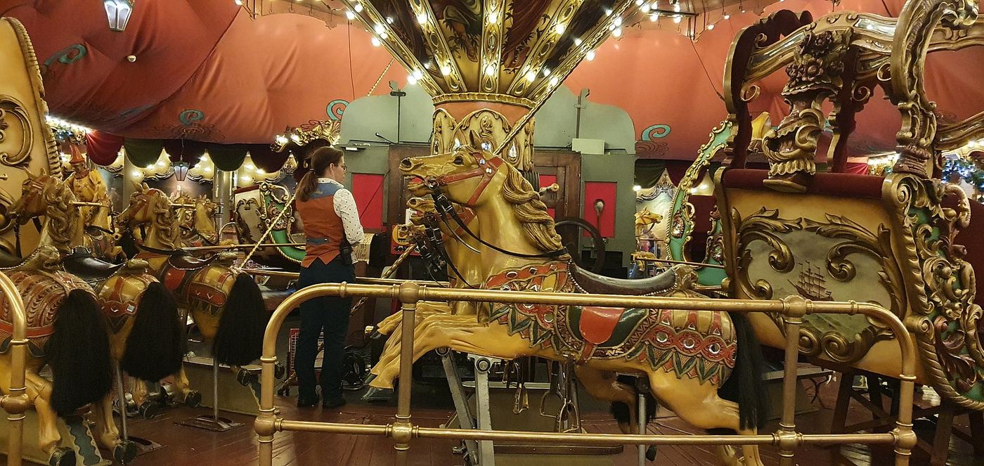 Houten paarden van de historische stoomcarrousel in de Efteling