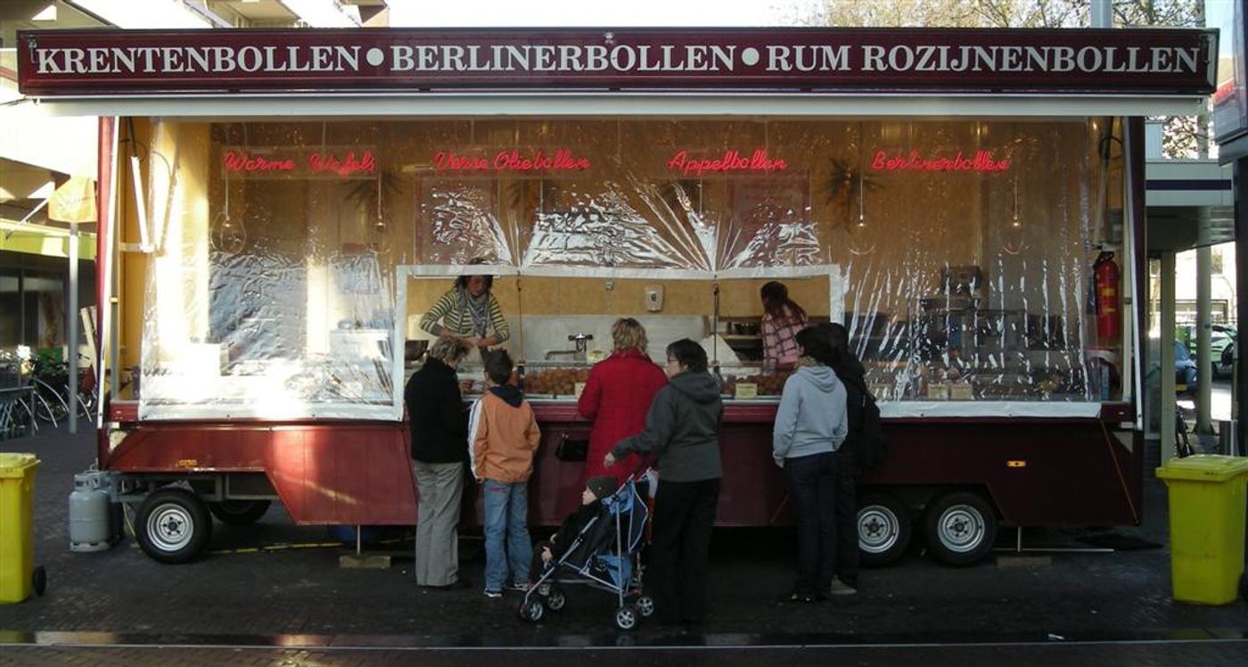 Gebakkraam met verse oliebollen, appelbollen en berlinerbollen