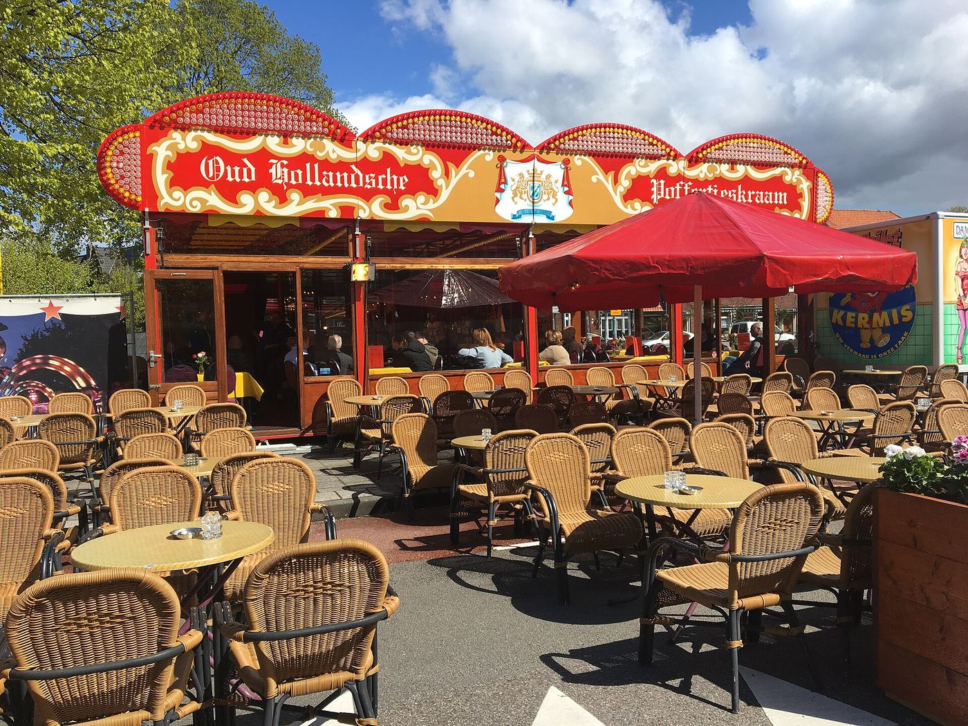 Oud-Hollandse poffertjeskraam met terras op een kermis